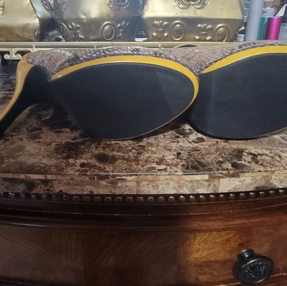 Heels - Picture 3 of 4